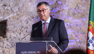 Ministro escreve às escolas, professores e não docentes com promessa de valorização