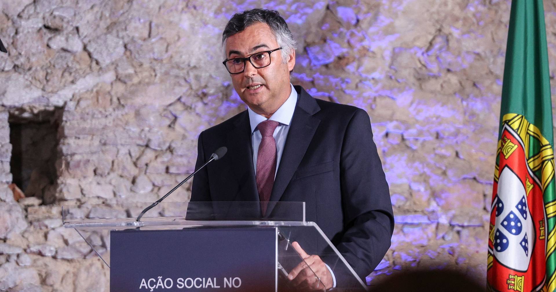 Ministro escreve às escolas, professores e não docentes com promessa de valorização