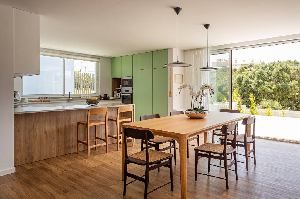 Casa inspirada no slow living tem cozinha leve e iluminada e lavabo cereja. Projeto de CW Arquitetura & Interiores.
