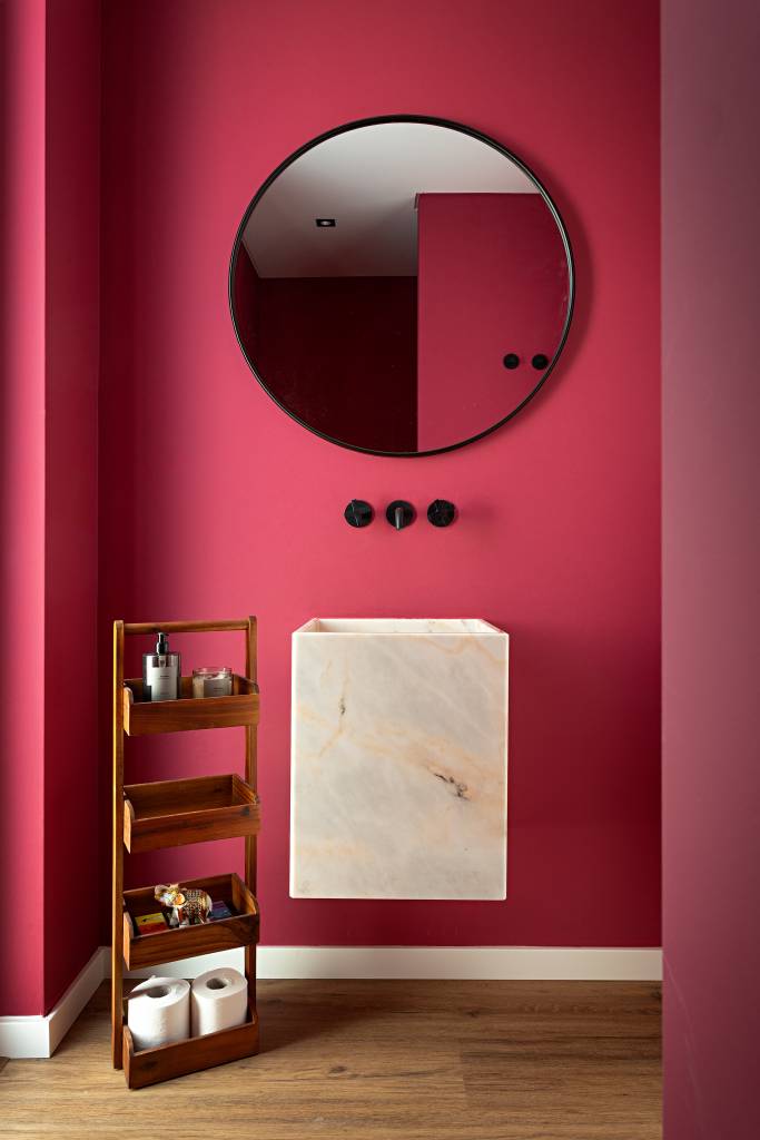 Casa inspirada no slow living tem cozinha leve e iluminada e lavabo cereja. Projeto de CW Arquitetura & Interiores.