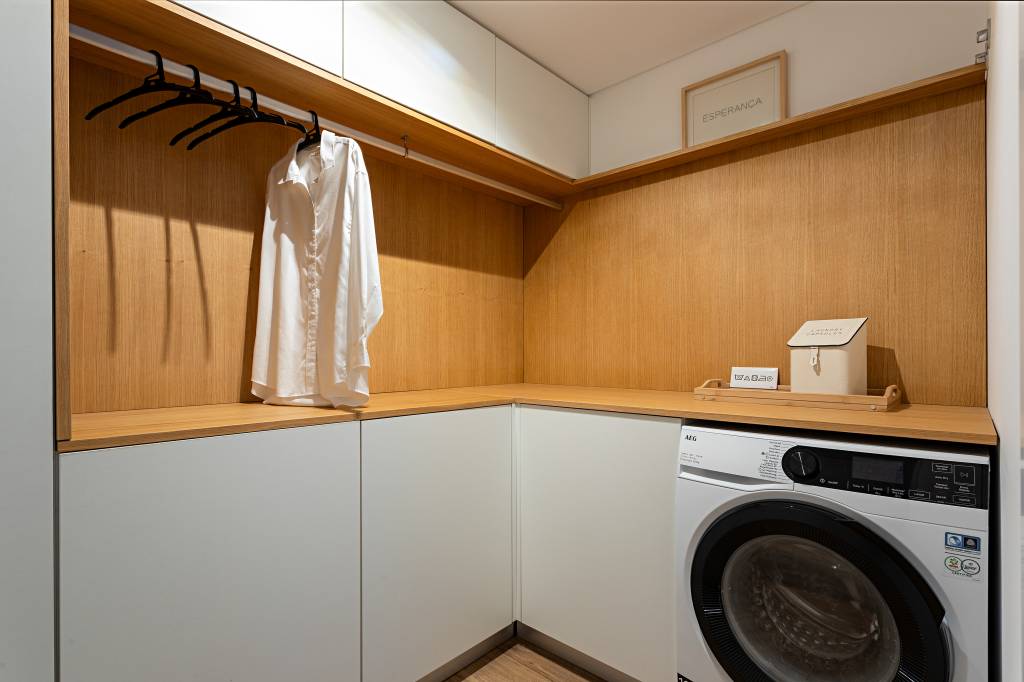 Casa inspirada no slow living tem cozinha leve e iluminada e lavabo cereja. Projeto de CW Arquitetura & Interiores.