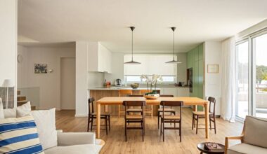 Casa inspirada no slow living tem cozinha leve e iluminada e lavabo cereja