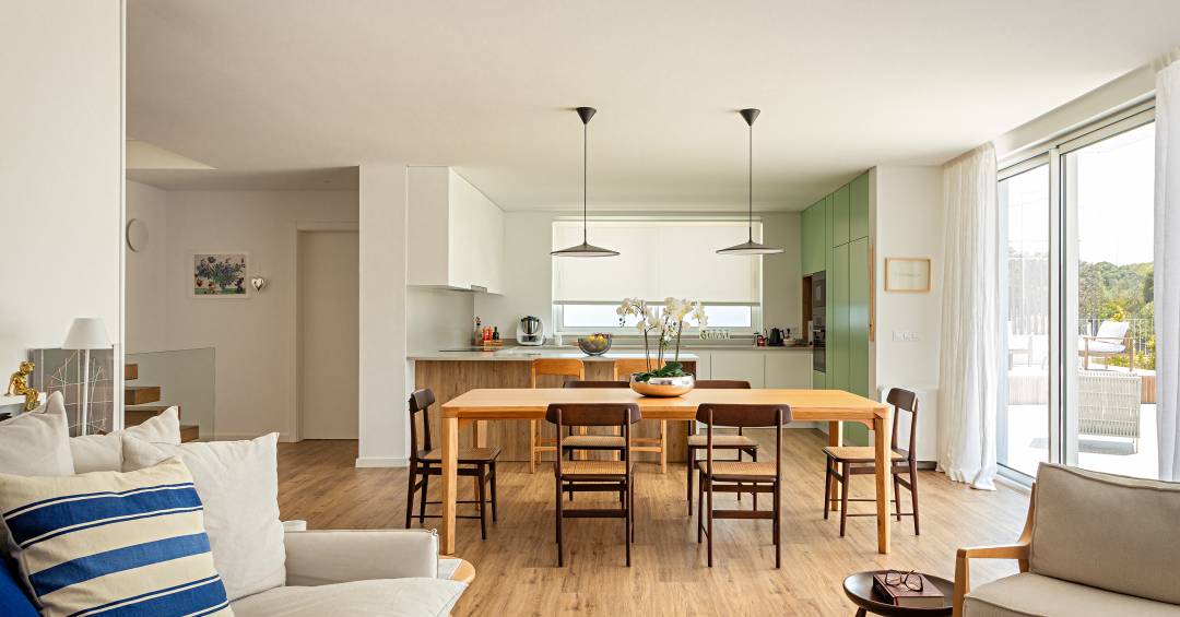 Casa inspirada no slow living tem cozinha leve e iluminada e lavabo cereja