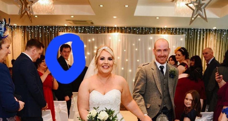 "Quem é este?": casal descobre identidade de convidado misterioso quatro anos depois do casamento