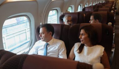 No Japão, Montenegro promete acelerar o TGV, mas em Portugal está há quase 4 meses sem permitir que concurso avance