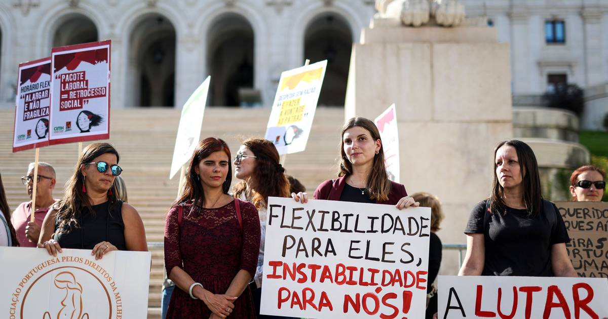cerca de 200 pessoas protestaram junto ao parlamento, incluindo dois candidatos presidenciais