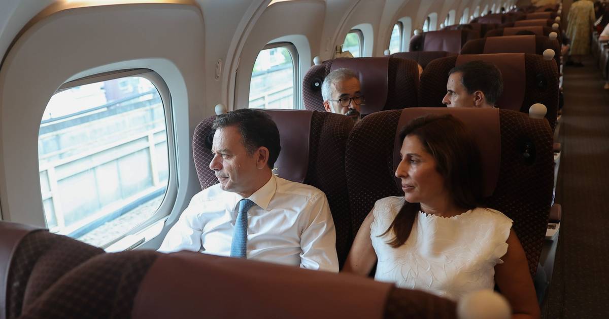 No Japão Montenegro promete acelerar o TGV, mas em Portugal está há quase 4 meses sem permitir que concurso avance