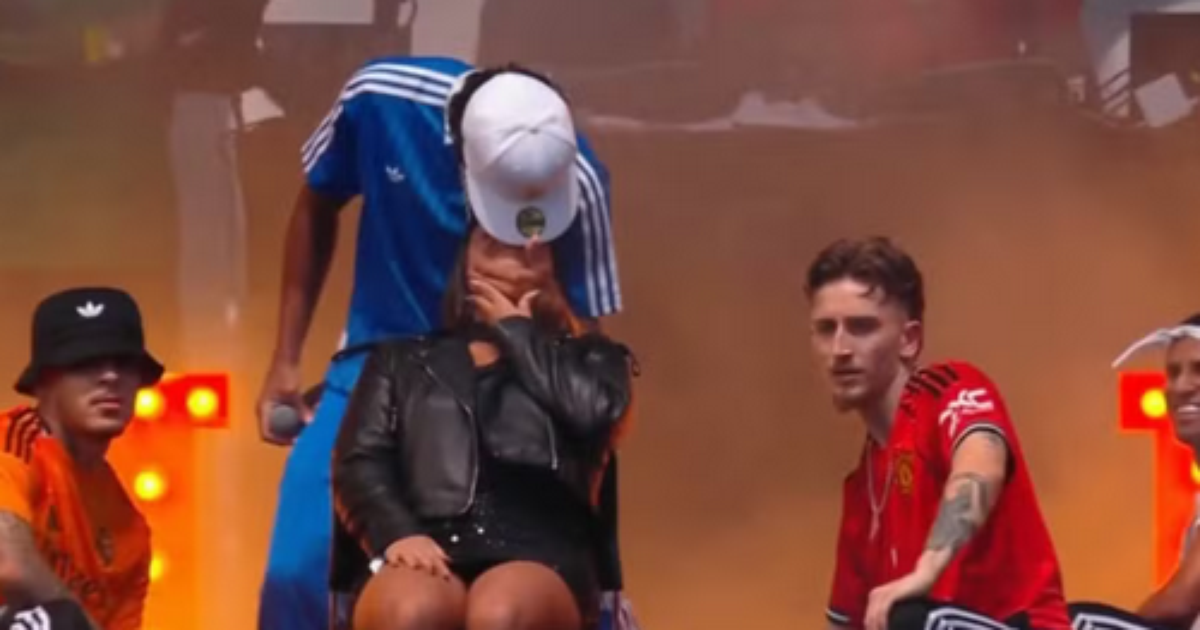 Livinho sensualiza no The Town 2025 e surpreende ao beijar fã no palco