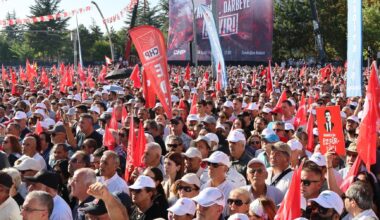 Milhares de pessoas saíram à rua na Turquia em manifestação promovida pelo principal partido da oposição