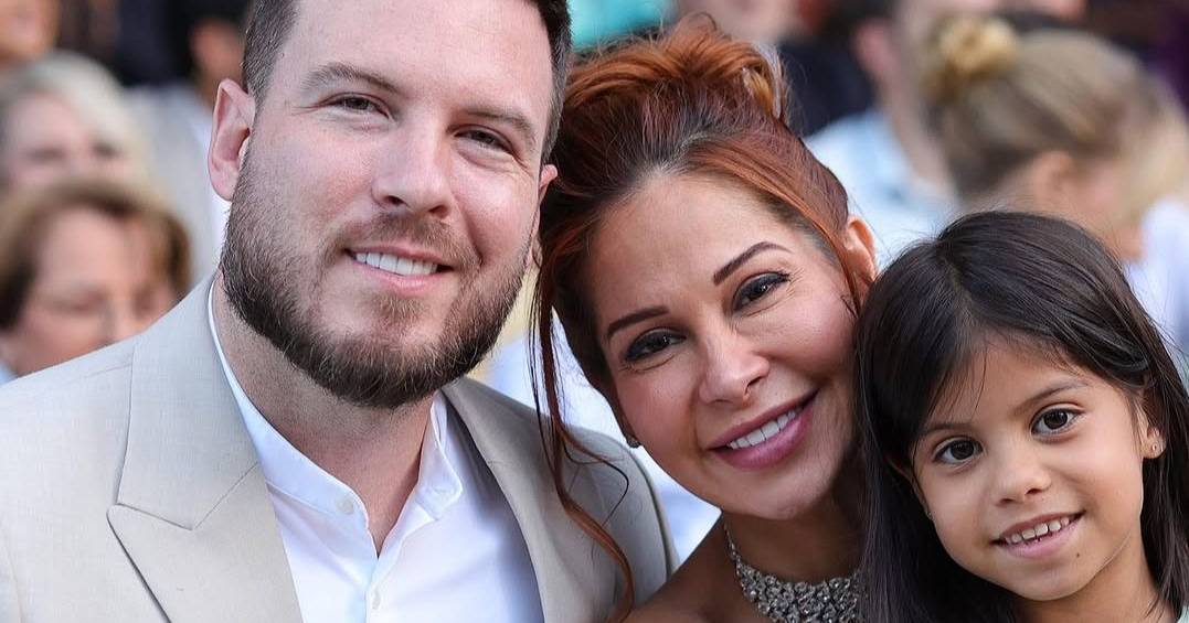 Influencer defende-se de críticas à 'hora do banho' da filha com o padrasto: "Mundo tão doentio"