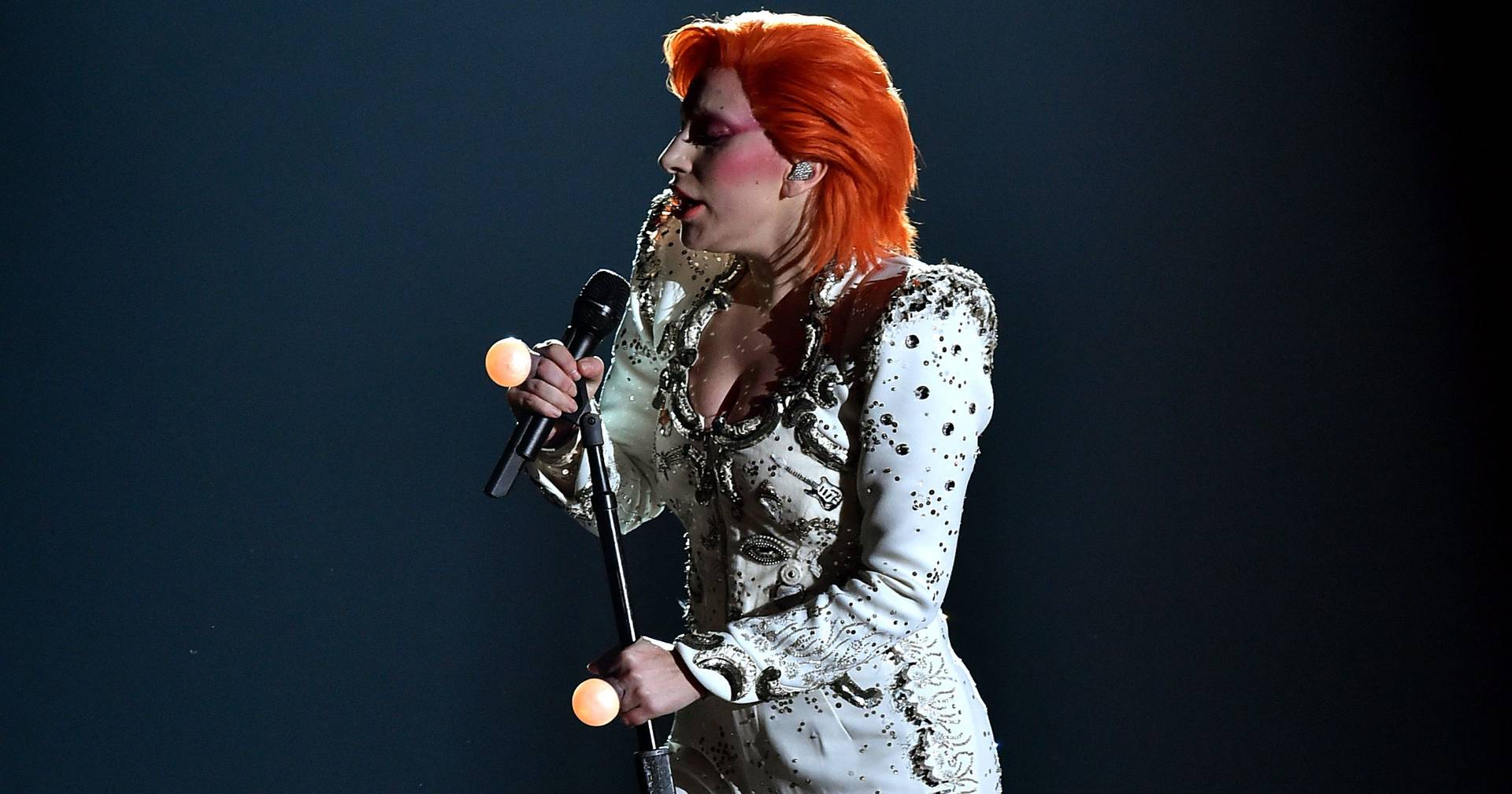 “Sinto que toda a minha carreira tem sido um apelo para que repares em mim”: a carta que Lady Gaga escreveu a David Bowie