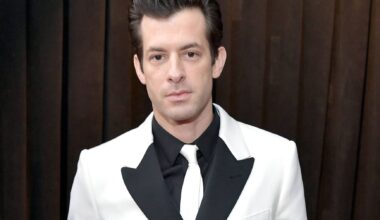 “Ele estava obcecado por atirar papel higiénico encharcado pela janela”: Mark Ronson recorda festa em quarto de hotel de Michael Jackson