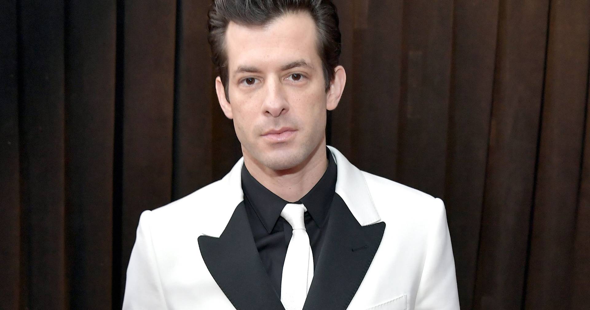 “Ele estava obcecado por atirar papel higiénico encharcado pela janela”: Mark Ronson recorda festa em quarto de hotel de Michael Jackson