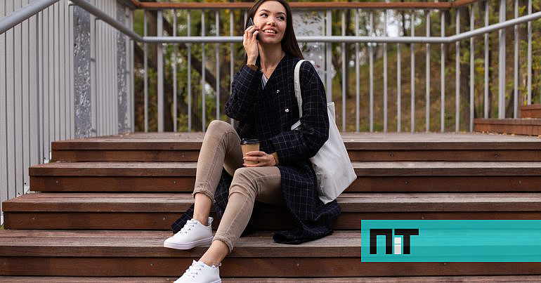 As sapatilhas da Skechers que combinam com qualquer outfit estão em promoção — NiT