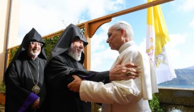 Karekin II pela primeira vez em audiência com Leão XIV: foco na paz