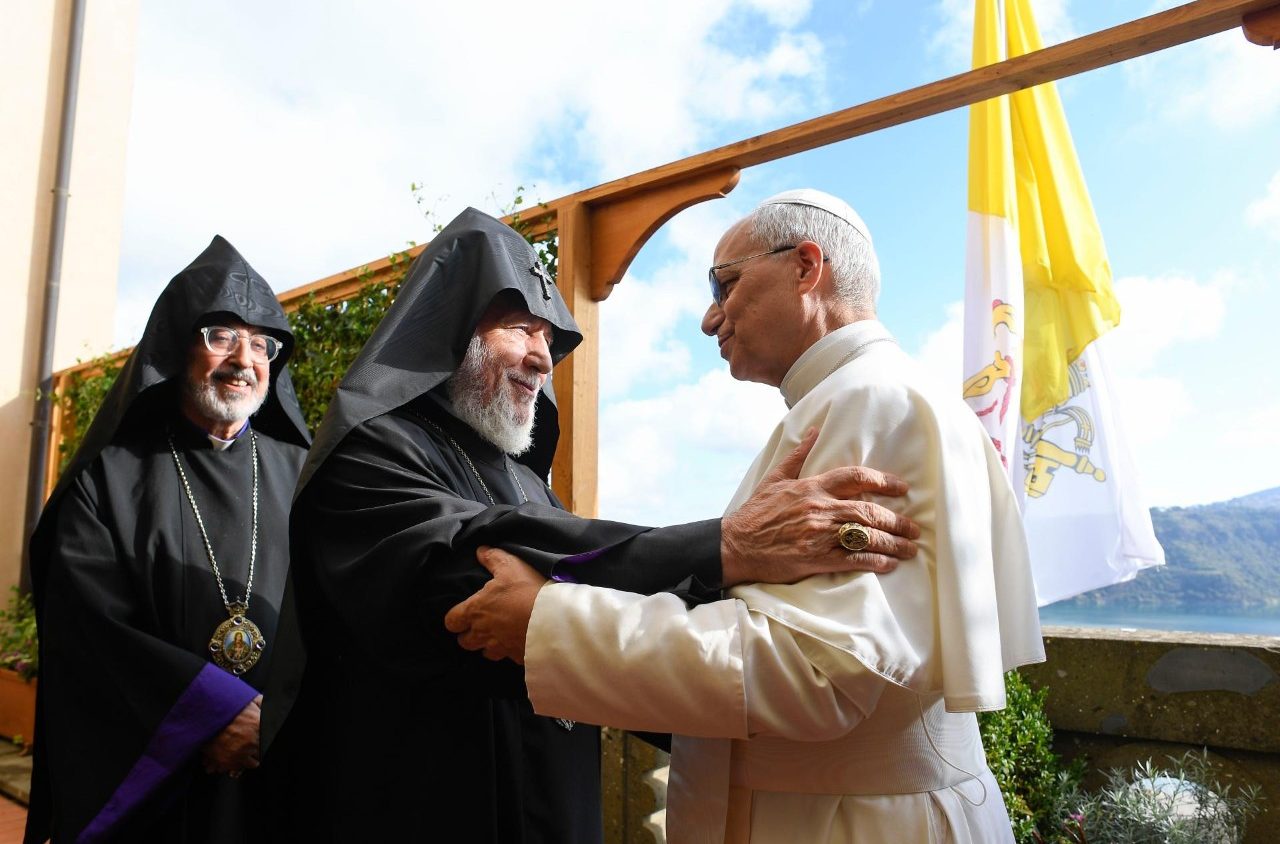 Karekin II pela primeira vez em audiência com Leão XIV: foco na paz