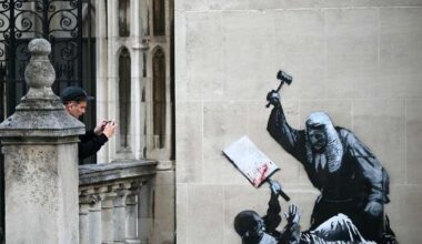 Nova obra de Banksy é apagada de parede do tribunal de Londres