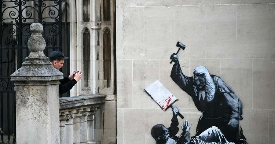 Nova obra de Banksy é apagada de parede do tribunal de Londres