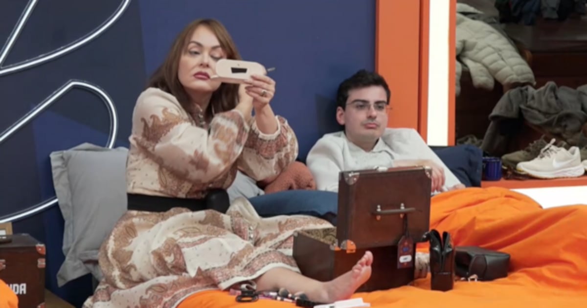 Gaby Spanic dá aula de maquiagem para Dudu Camargo em A Fazenda 17 – Record