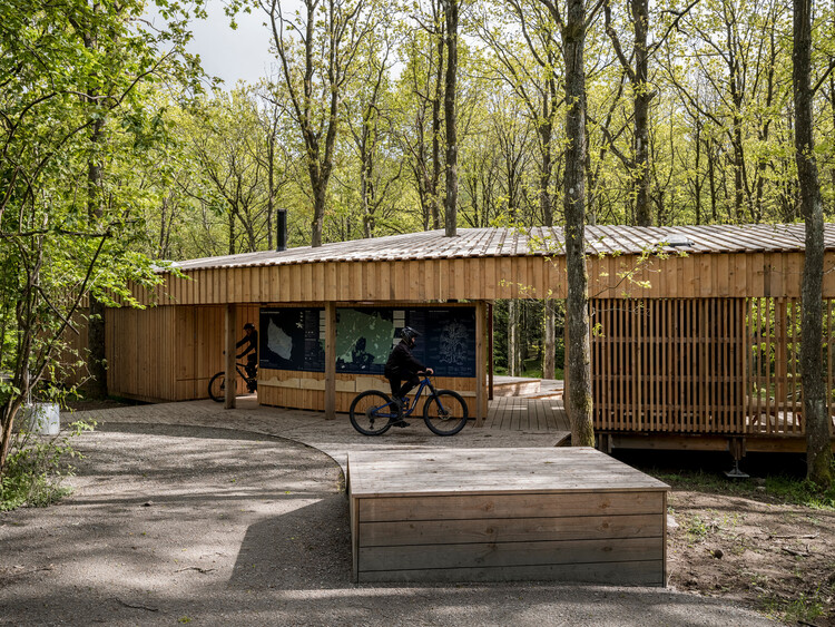Centro de Trilhas Rytterknægten / Matters architects - Fotografia de Exterior, Madeira, Floresta