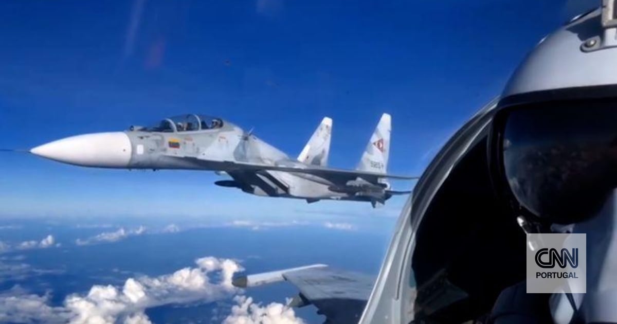 Venezuela exibe caças russos com mísseis antinavio a Trump, que mandou frota de guerra para as Caraíbas