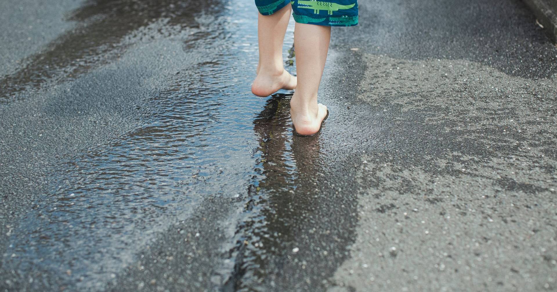 Menino de 12 anos encontrado a caminhar descalço em Aveiro fica ao cuidado de instituição