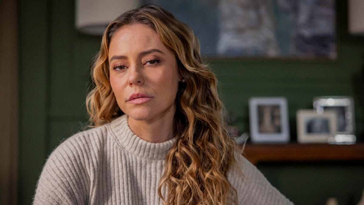 Heleninha bebe e ataca Celina em Vale Tudo