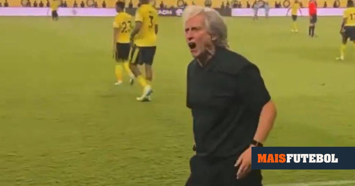 VÍDEO: Jesus chateia-se tanto com adeptos do Al Nassr que até perde um sapato