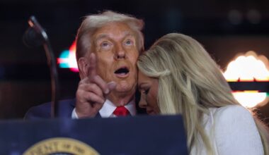 “Ataque contra toda a nação”: Trump transforma homenagem a Charlie Kirk em comício e apela à “restauração da religião” no país
