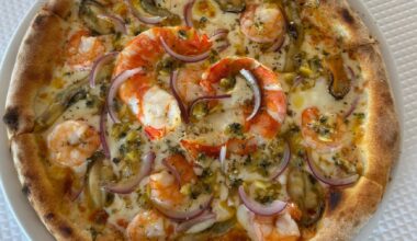 Petiscos e pizza de marisco acompanham o pôr-do-sol no novo restaurante da Zambujeira do Mar