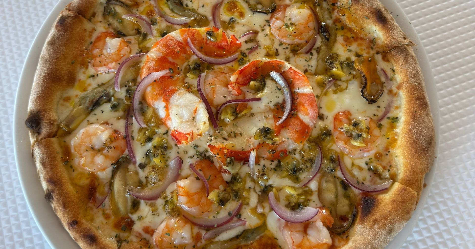 Petiscos e pizza de marisco acompanham o pôr-do-sol no novo restaurante da Zambujeira do Mar