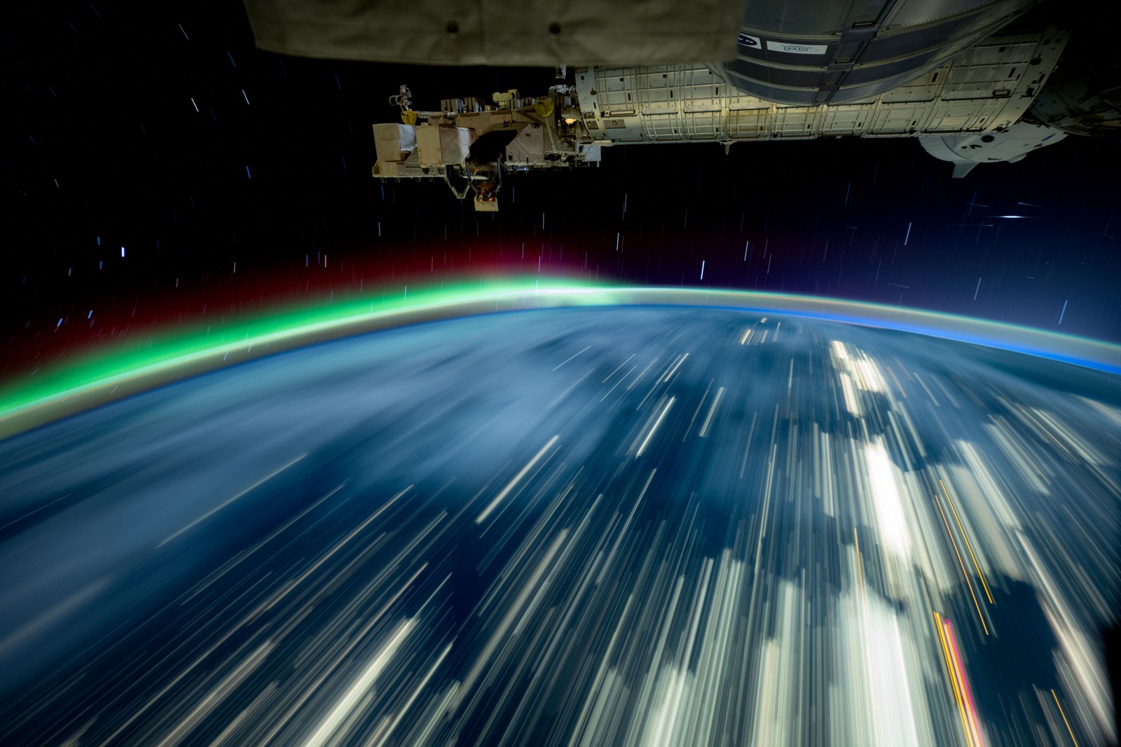 Enquanto a estação espacial voava cerca de 250 milhas acima do Lago Michigan, o astronauta da NASA Don Pettit capturou esta fotografia — Foto: NASA/Divulgação