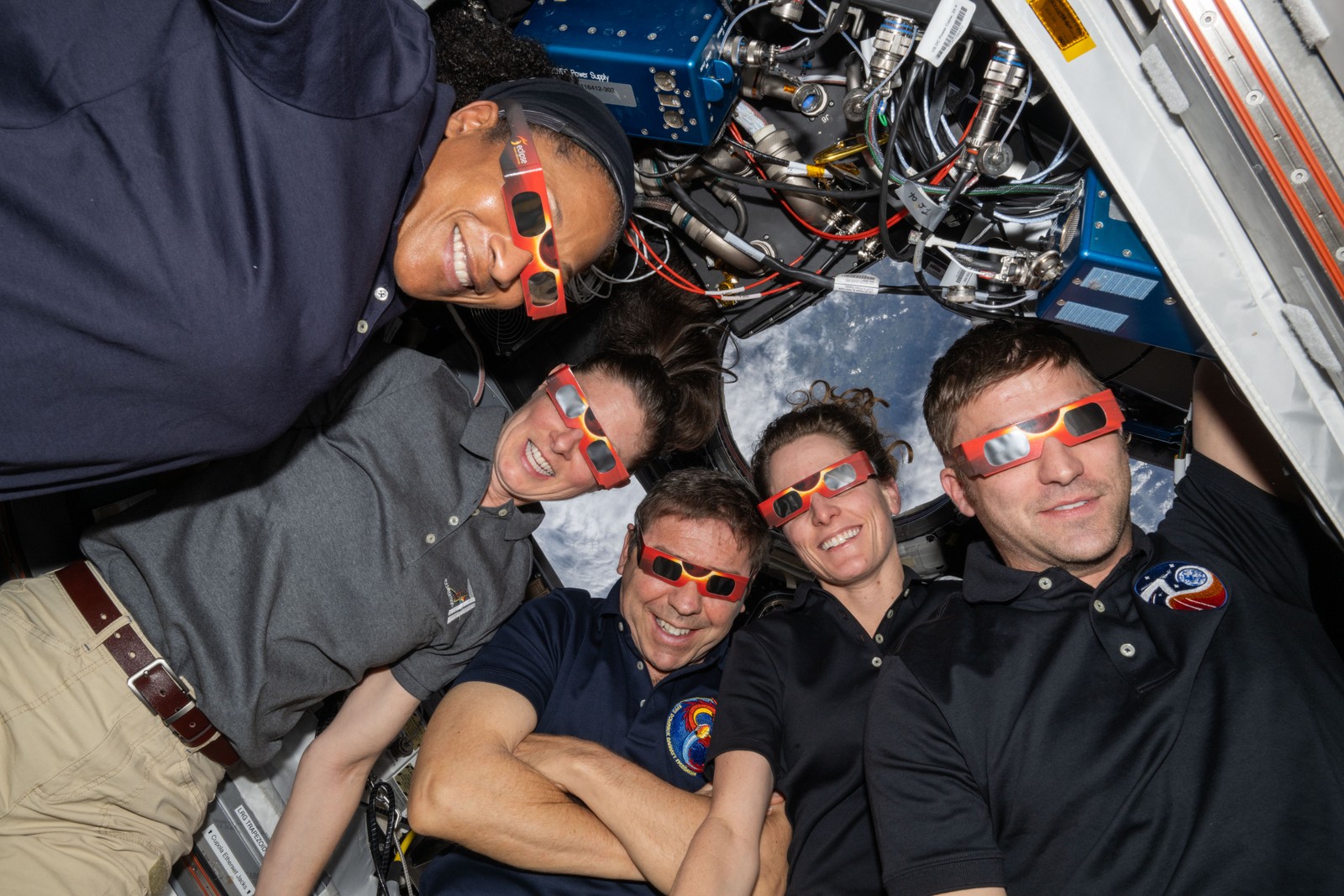 Astronautas usam óculos de proteção para os olhos em eclipse solar — Foto: NASA/Divulgação