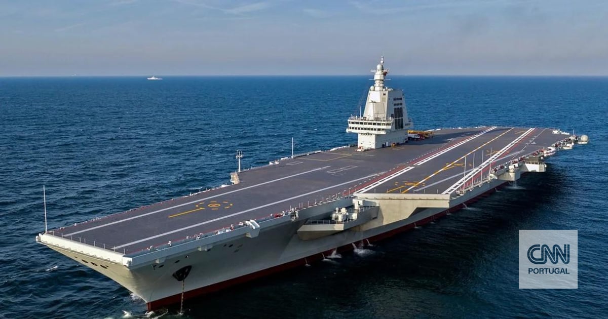 O mais recente porta-aviões da China tem um sistema novo para o lançamento de caças. Só os EUA têm a mesma tecnologia