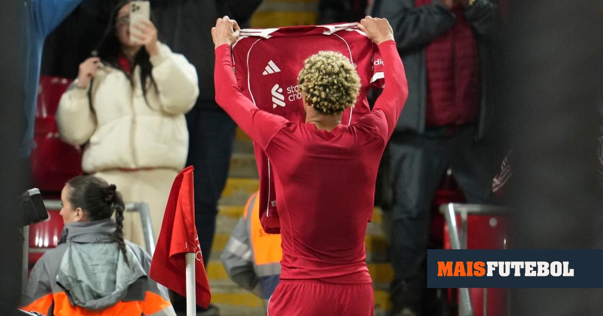 VÍDEO: Ekitiké apura Liverpool na Taça da Liga e acaba expulso