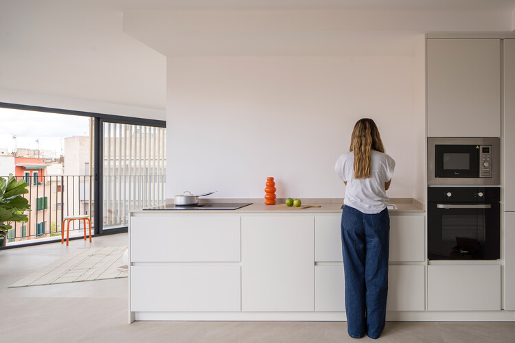 Edifício Residencial Foners / gon architects - Fotografia de Interiores, Cozinha, Bancada, Pia