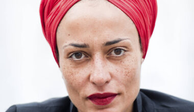 Zadie Smith: Escrever livro é roubo e autores são crianças - 27/09/2025 - Ilustrada