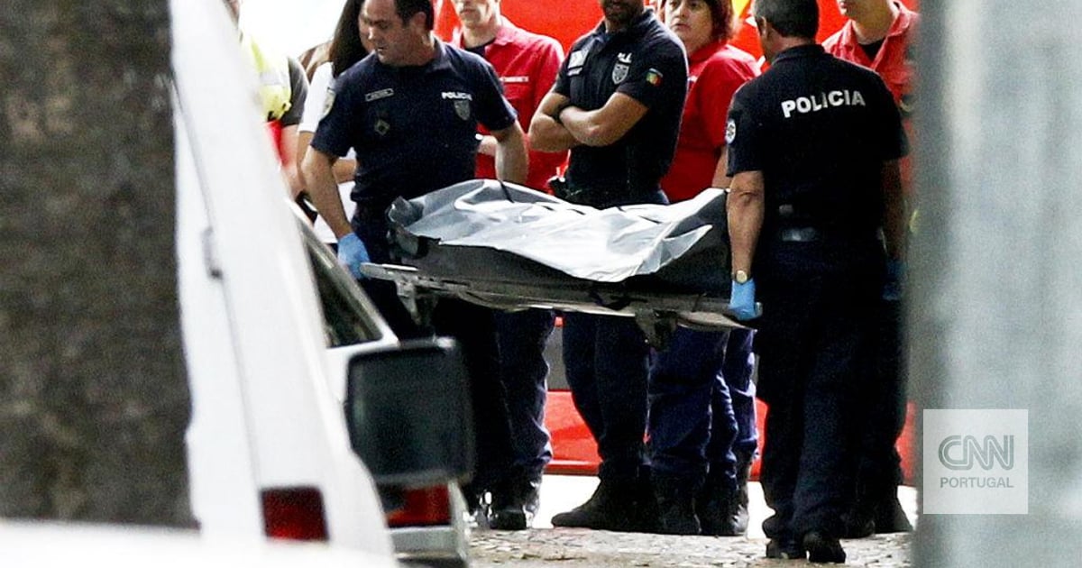 Homem morre preso em contentor de roupa usada