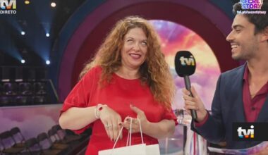 Mais um para pôr no altar! Carina recebe novo objeto sexual e fica em êxtase - Secret Story