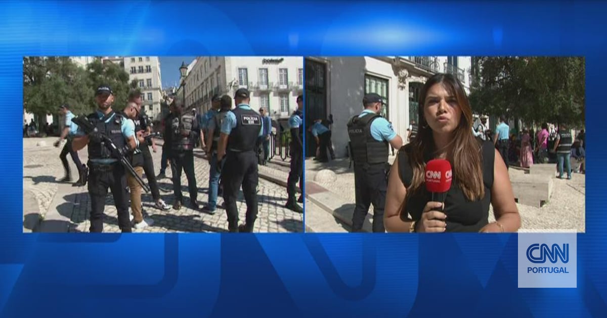 Operação policial da PSP cerca largo no Rossio, em Lisboa