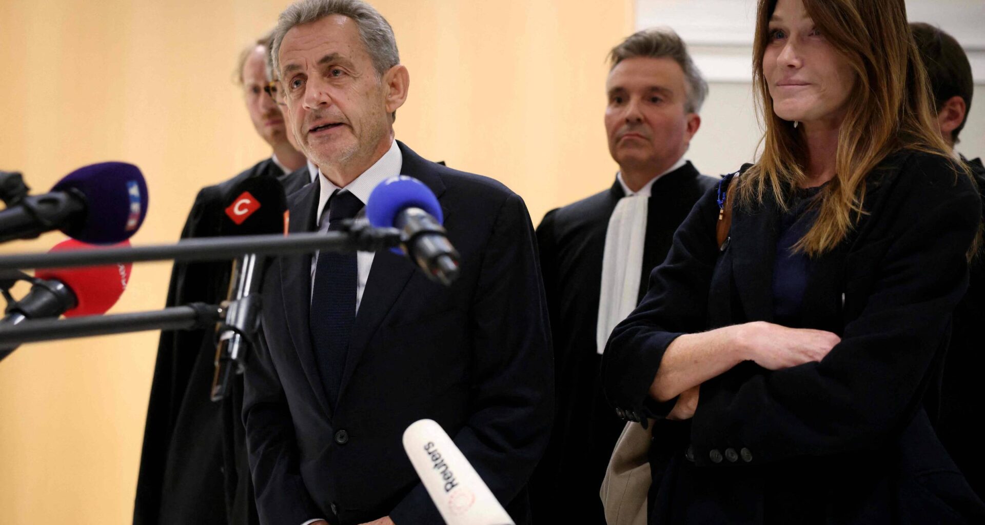 Vídeo:Carla Bruni canta 'Let it Be' após Sarkozy condenado - 30/09/2025 - Mundo