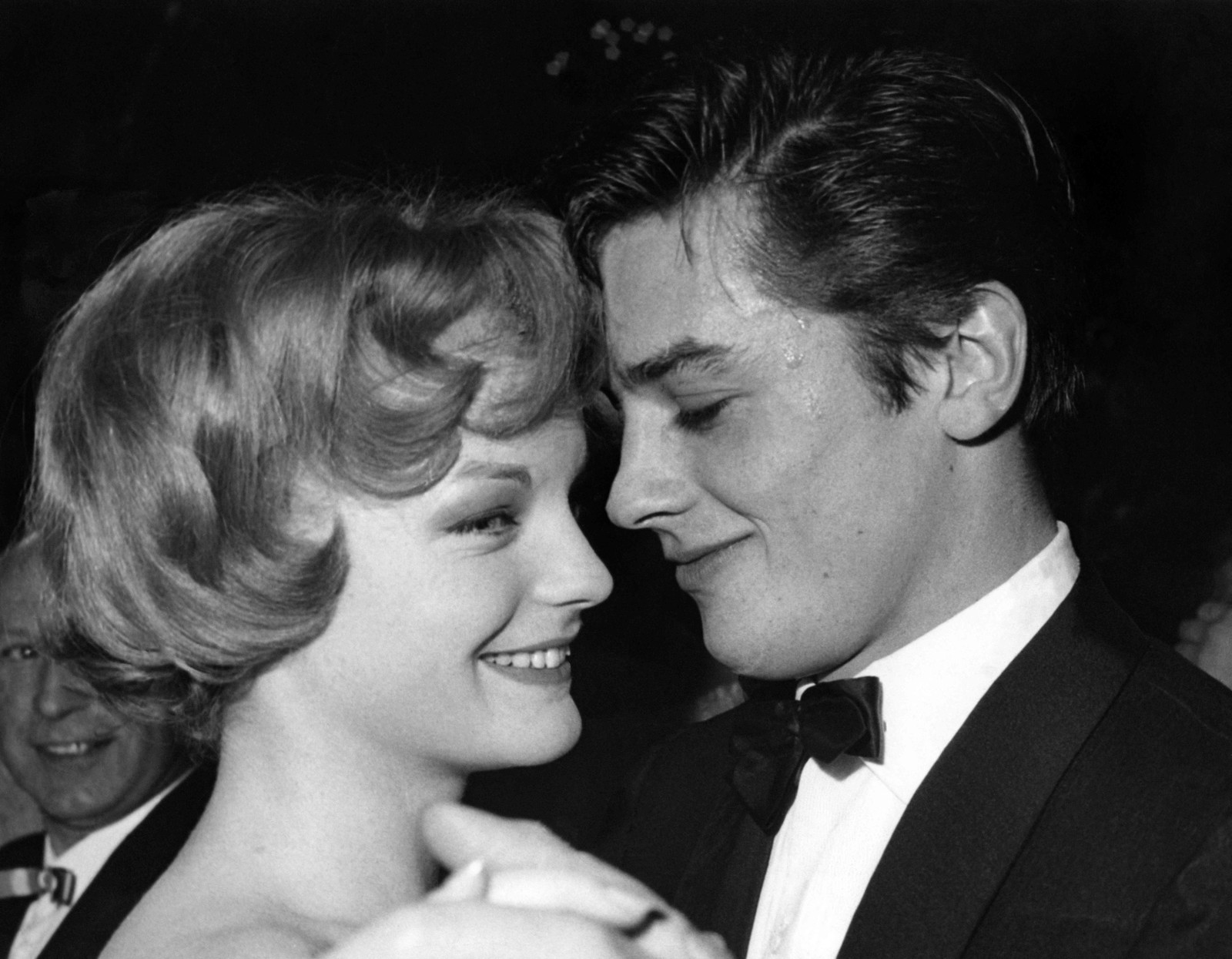 Alain Delon com a atriz austríaca Romy Schneider, em 1959, durante baile em Munique, na Alemanha — Foto: EPU / AFP