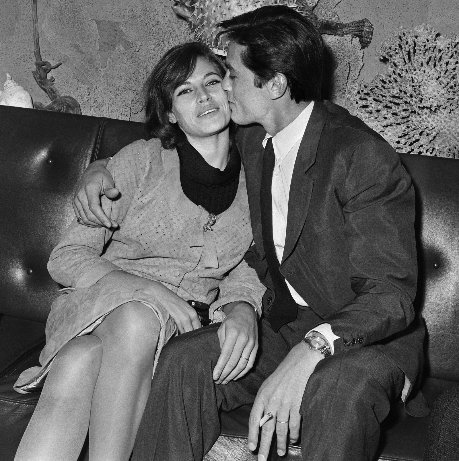 Alain Delon beija a mulher, Nathalie, no aeroporto de Orly, na França, em 1965 — Foto: AFP
