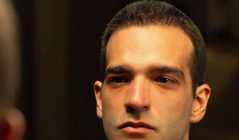 Doente, Afonso (Humberto Carrão) cobra de Heleninha (Paolla Oliveira) uma importante promessa em 'Vale Tudo' no capítulo de sexta-feira 12 de setembro de 2025.