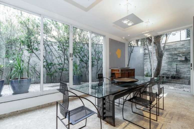A sala de jantar da casa que pertenceu à cantora Gal Costa