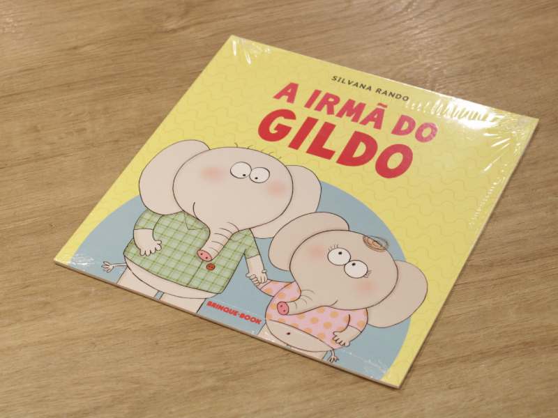 Livro "A irmã do Gildo", da autora Silvana Rando, em uma mesa.
