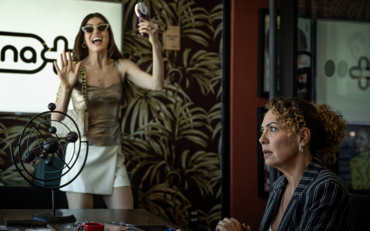 Fabiula Nascimento e Camila Queiroz estrelam a comédia 'Uma Mulher Sem Filtro' | Diversão