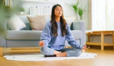Técnicas de respiração e relaxamento, como meditação, podem ajudar no manejo do estresse (Imagem: Monster Ztudio