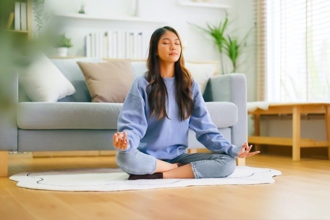 Técnicas de respiração e relaxamento, como meditação, podem ajudar no manejo do estresse (Imagem: Monster Ztudio