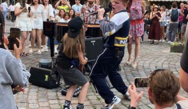 O cantor Mickey Callisto com o guitarrista Olly Pearson, 11 anos, durante o flashmob, em Paris  -  (crédito: Mickey Callisto)